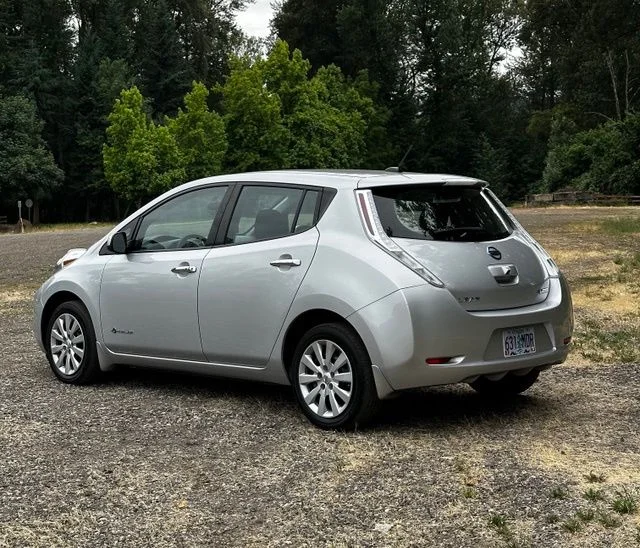 Used 2017 Brilliant Silver Nissan S image 7