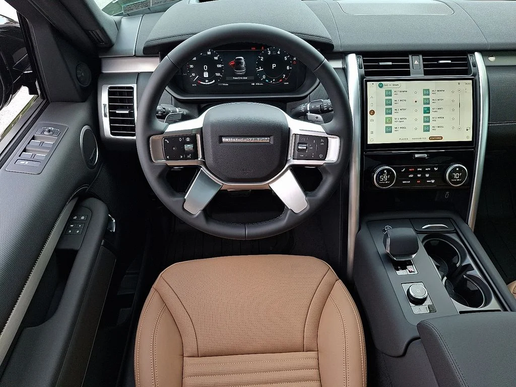 New 2026 Black Land Rover Dynamic SE image 7