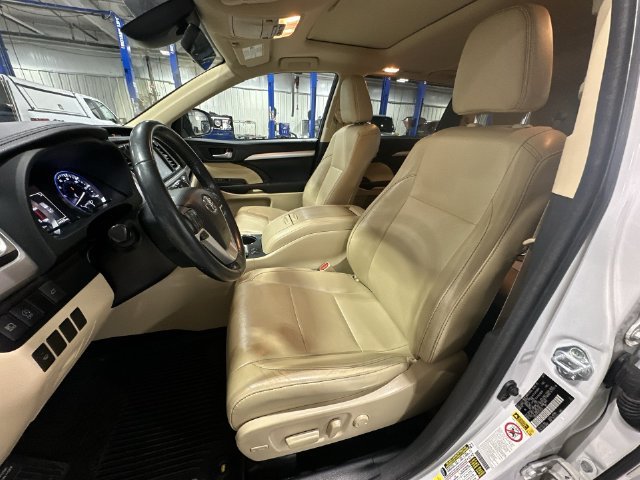 Used 2017 White Toyota XLE image 17