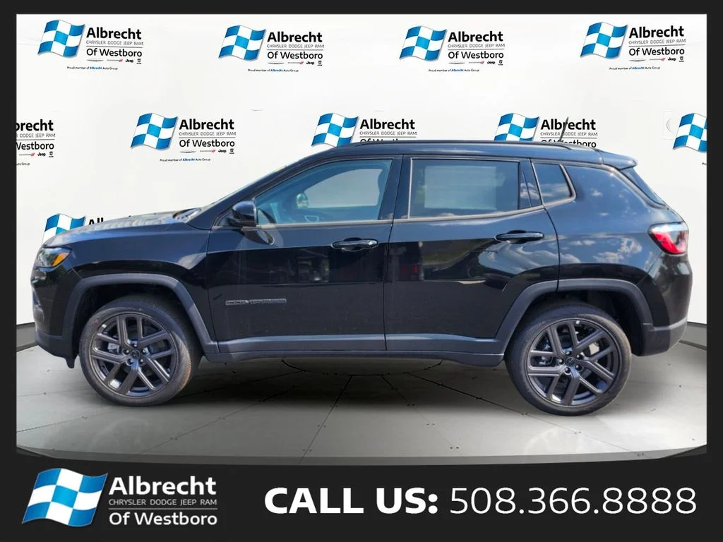 New 2026 Diamond Black Crystal Pearl-Coat Exterior Paint Jeep Limited image 2