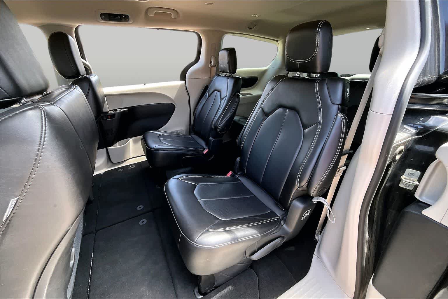 Used 2023 Brilliant Black Crystal Pearlcoat Chrysler Touring L image 18