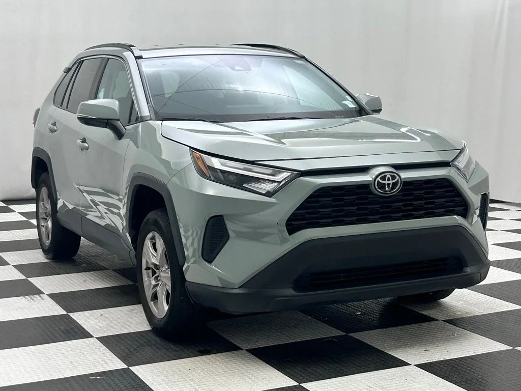 Used 2023  Toyota XLE image 2