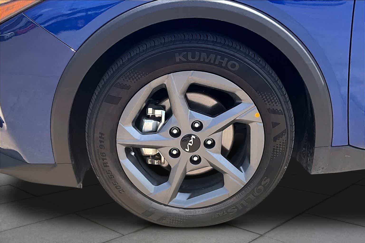 Used 2025 Deep Sea Blue Kia LXS image 7