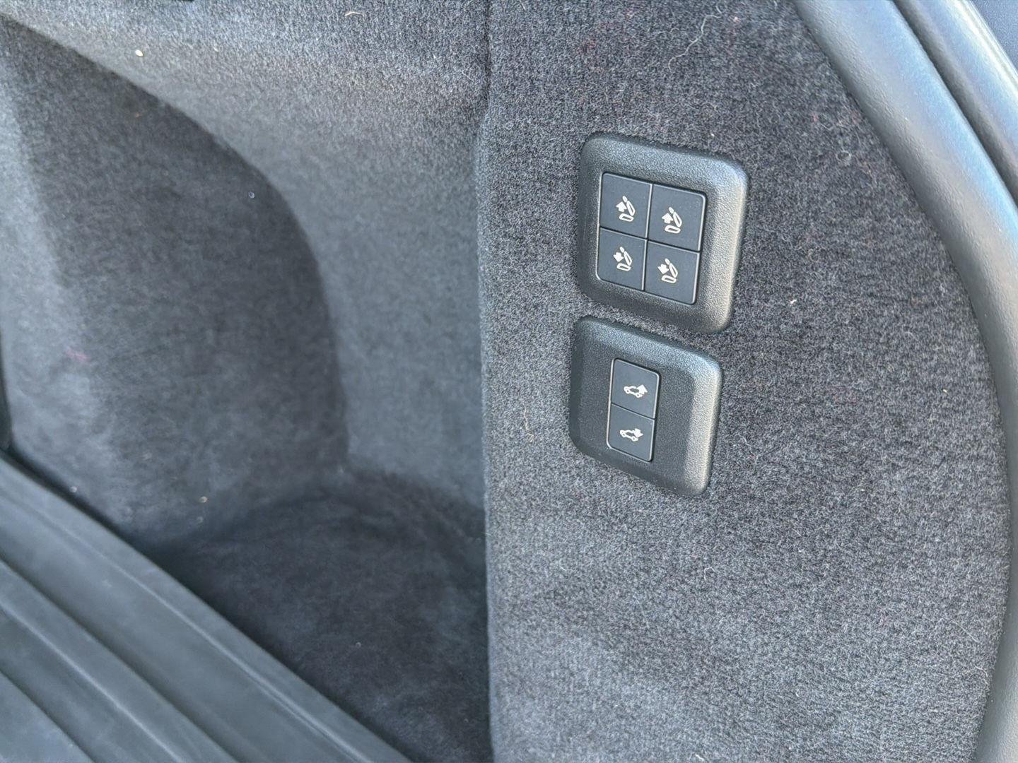 Used 2022 Eiger Grey Metallic Land Rover HSE Silver Edition image 34