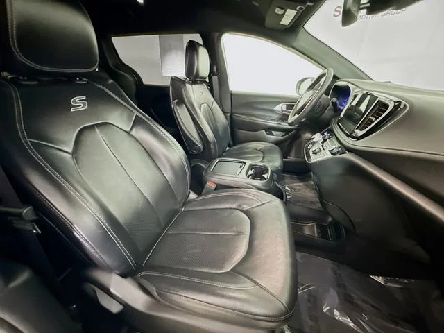 Used 2022 White Chrysler Touring L image 28