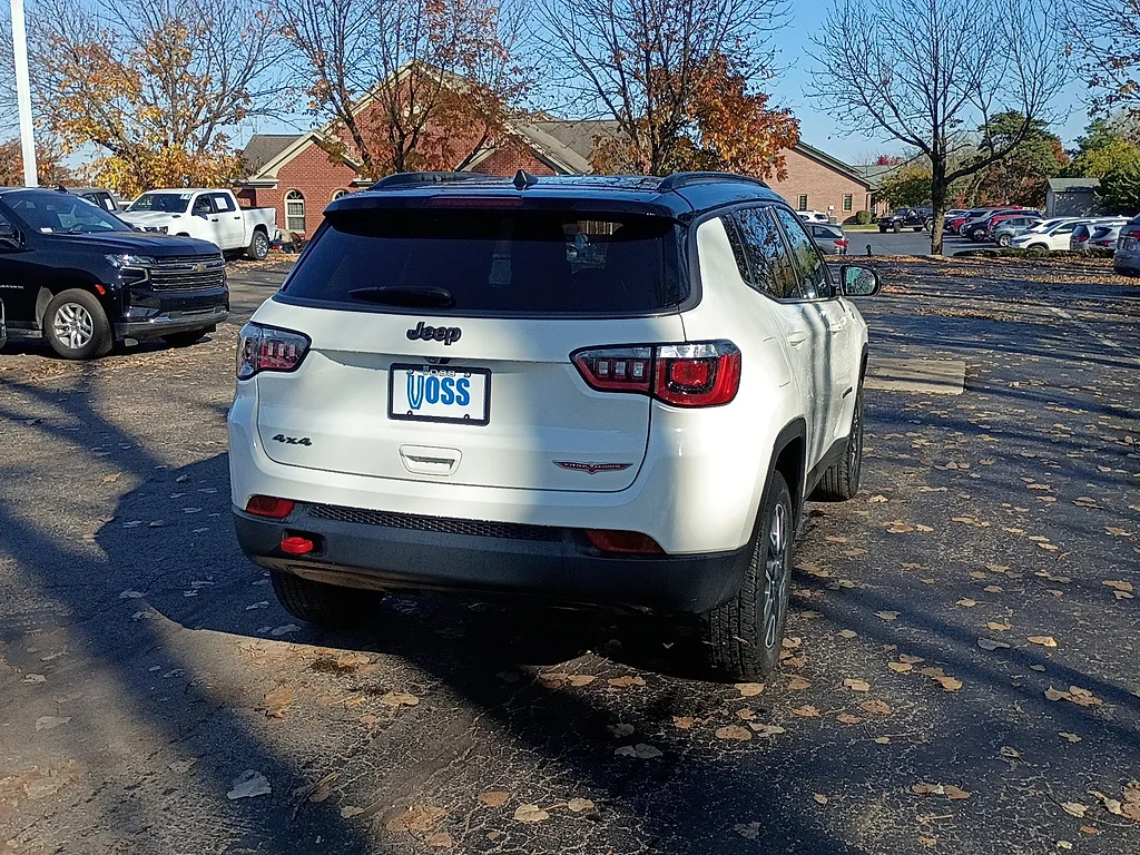 Used 2019 White Clear Coat Jeep Trailhawk image 3