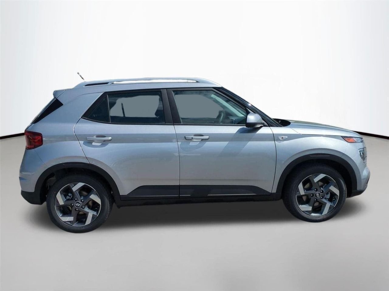 New 2026 Shimmering Silver Hyundai SEL image 4