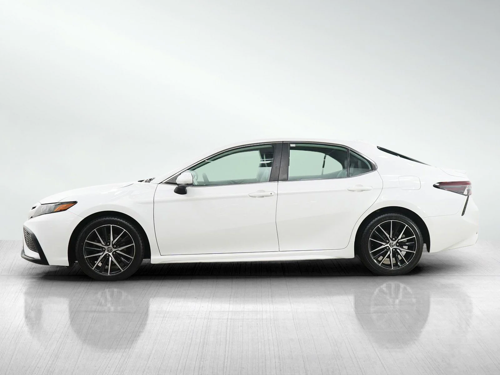 Used 2021 Toyota Camry SE with VIN 4T1G11AK0MU514815 for sale in Burnsville, Minnesota