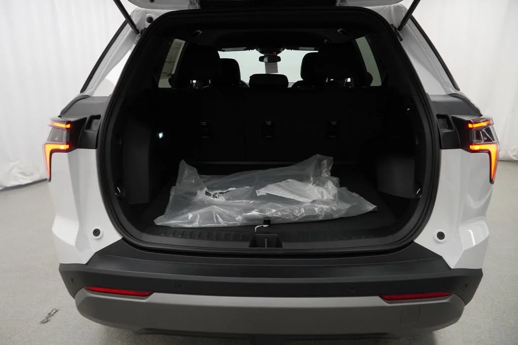 New 2027 Summit White Chevrolet LT image 23