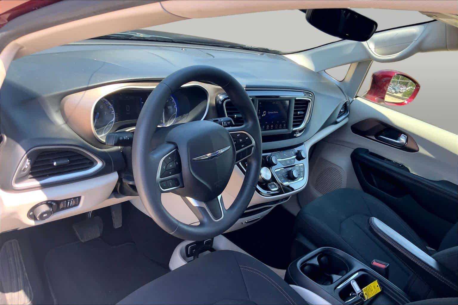 Used 2018 Velvet Red Pearl Coat Chrysler Touring Plus image 17