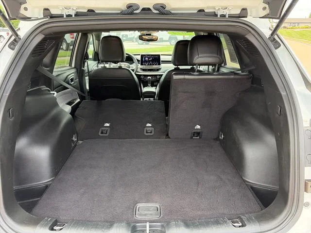 Used 2024 White Jeep Latitude image 39