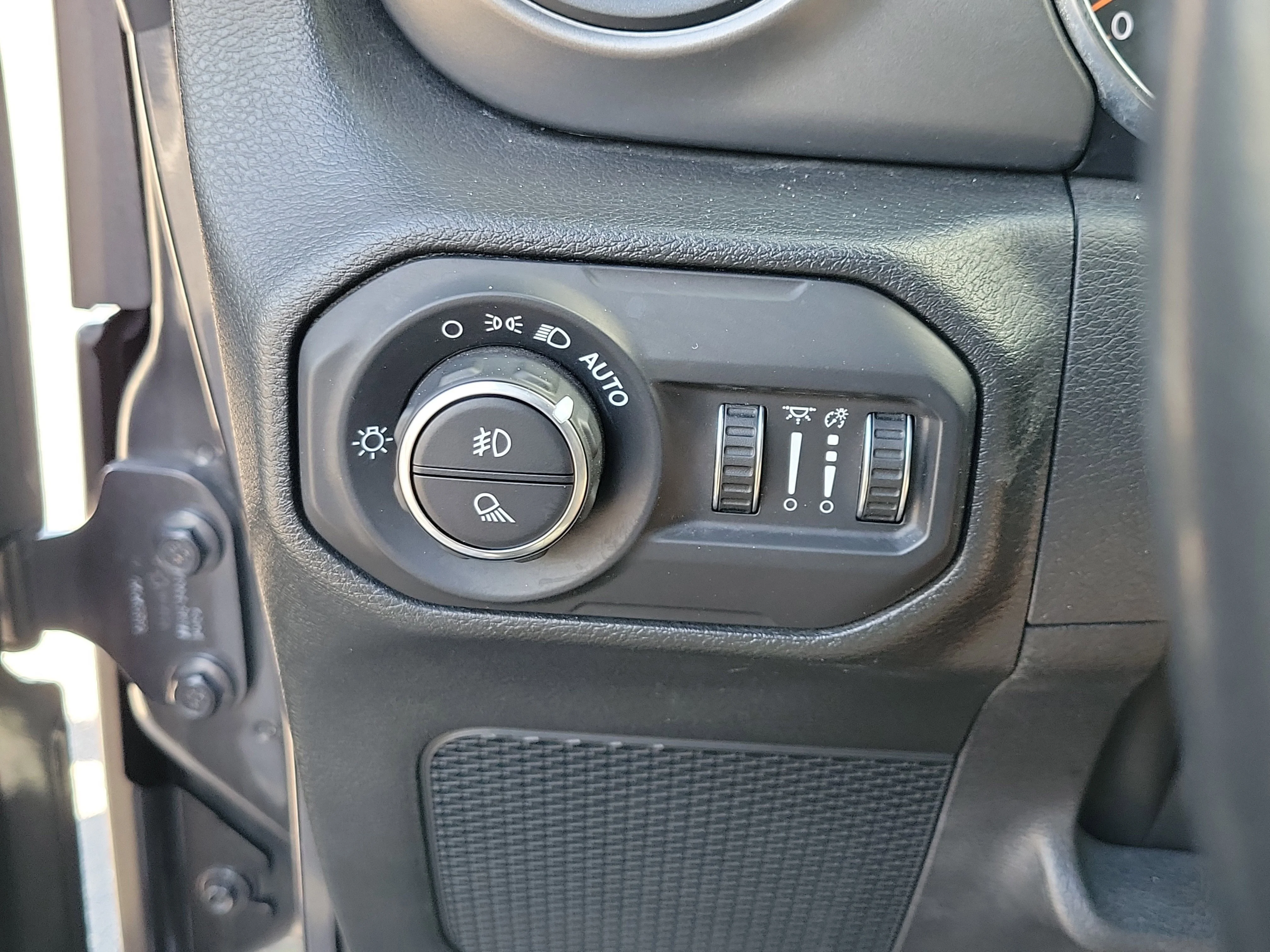 Used 2022 Granite Crystal Metallic Clearcoat Jeep Sport S image 30
