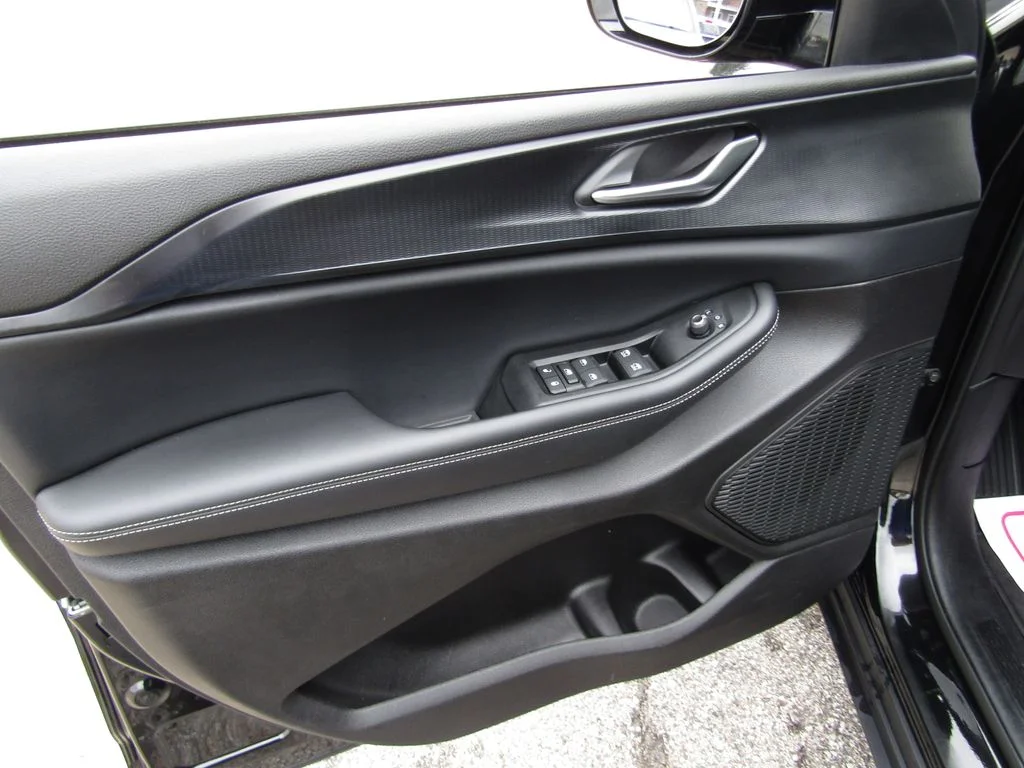 Used 2025 Diamond Black Jeep Altitude image 20