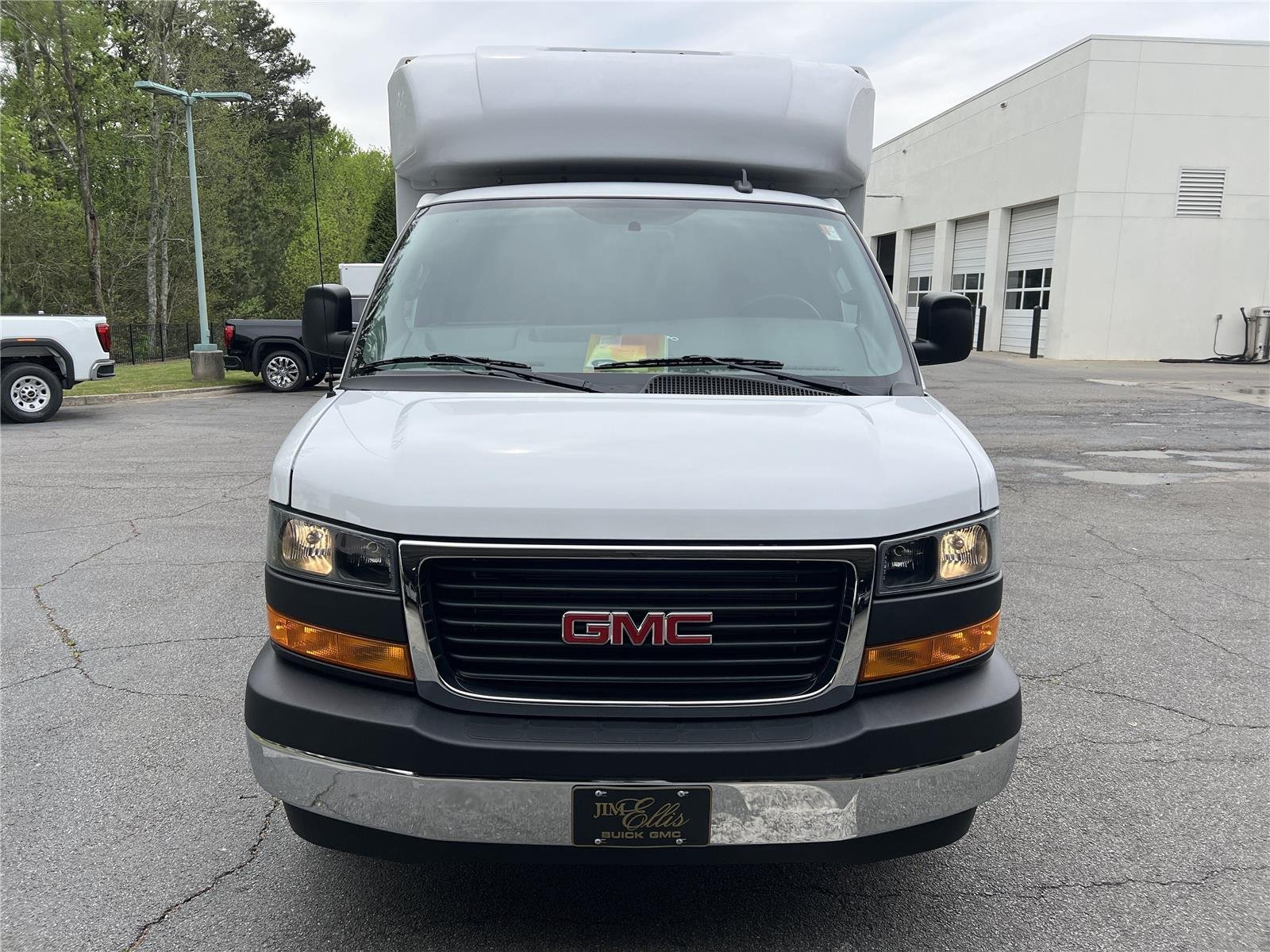 New 2025 Summit White GMC 1WT image 2