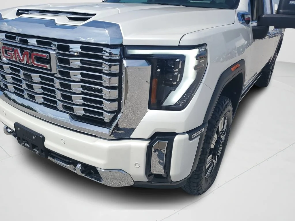 Used 2024 White Frost Tricoat GMC Denali image 26