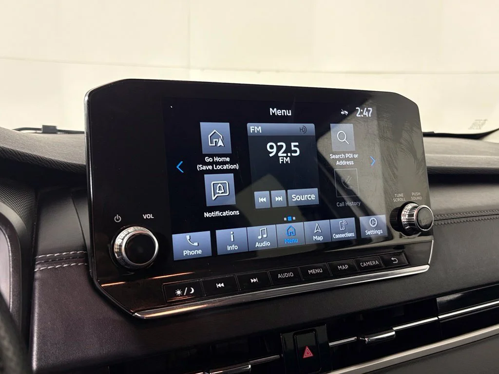 Used 2024 Silver Mitsubishi  image 23