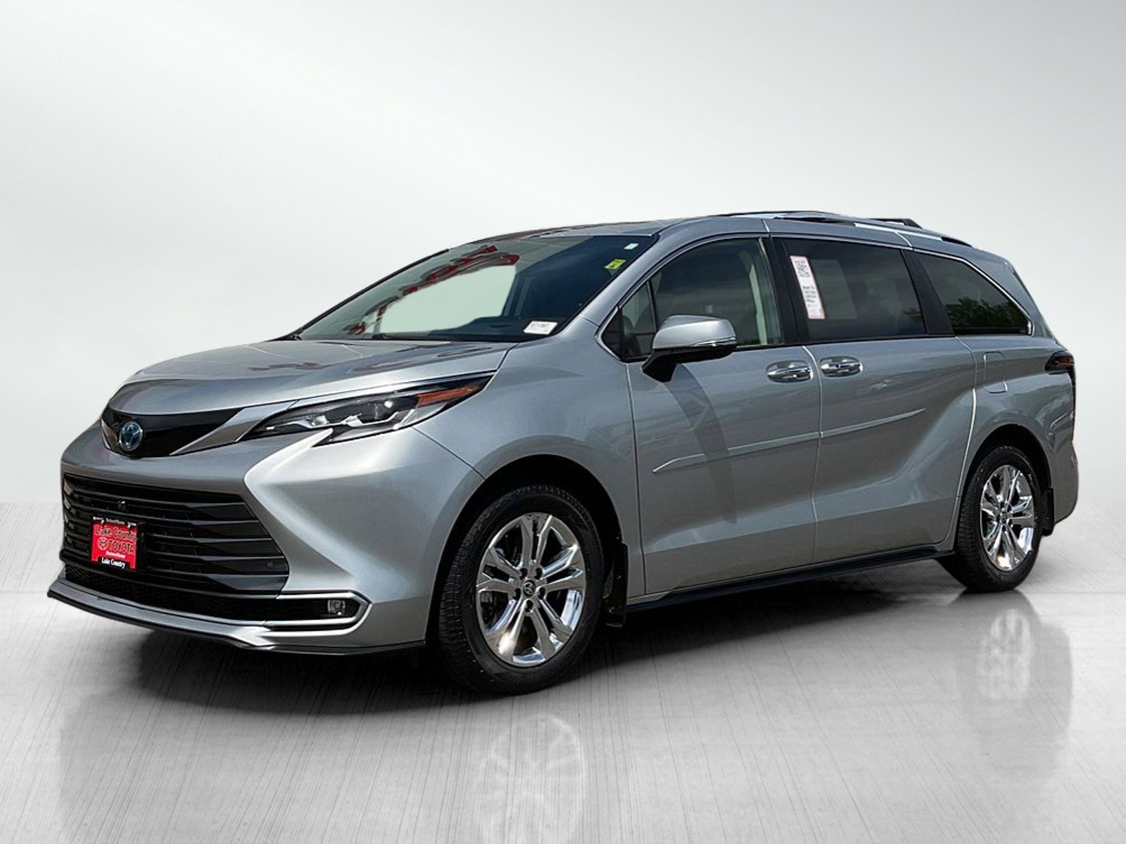 2022 Toyota Sienna Platinum 7-Passenger Hybrid AWD's photo