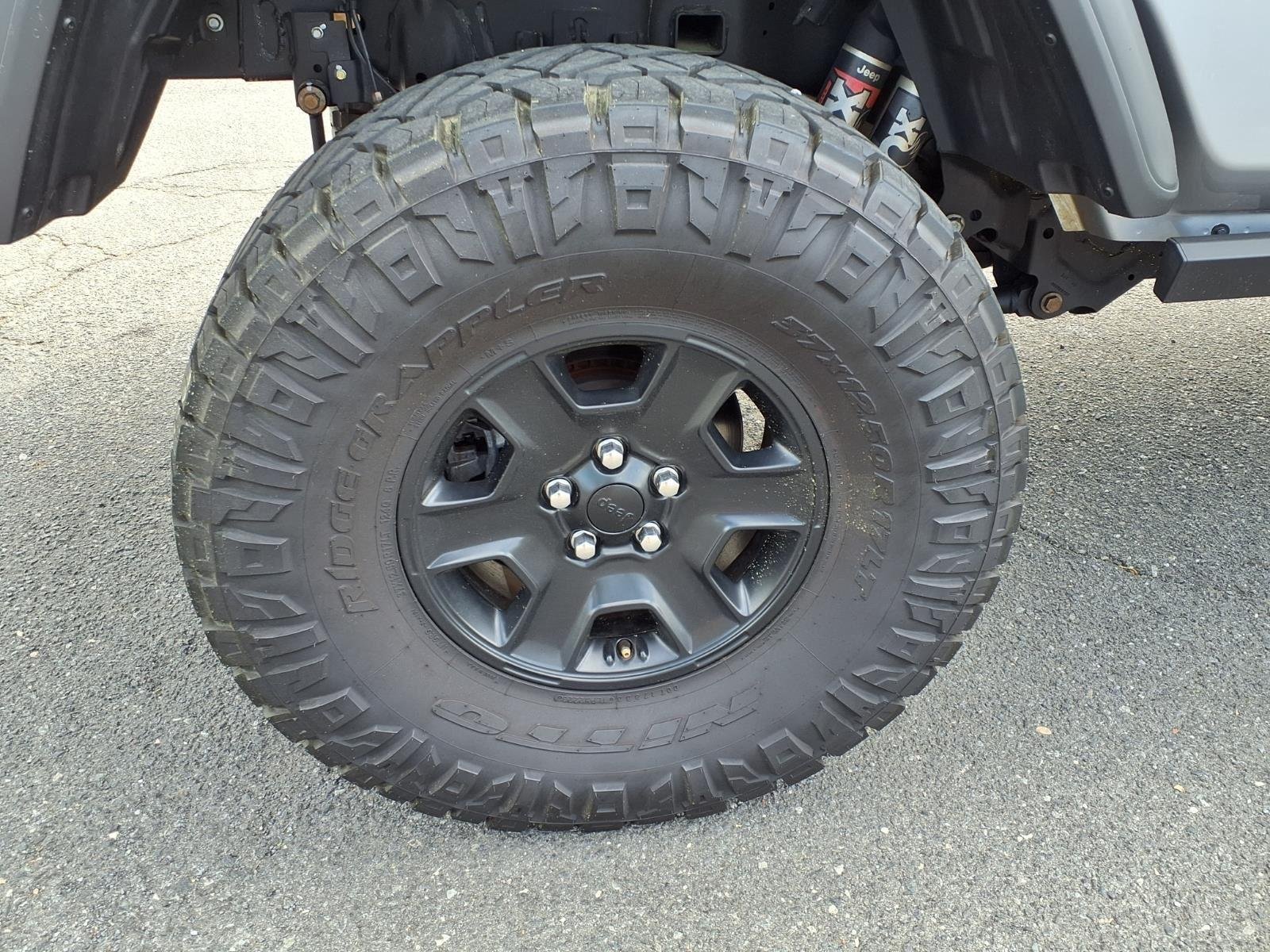 Used 2021 Billet Silver Metallic Clearcoat Jeep Mojave image 10
