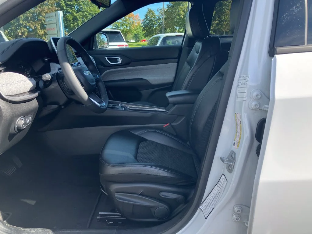 Used 2025 White Jeep Latitude image 6