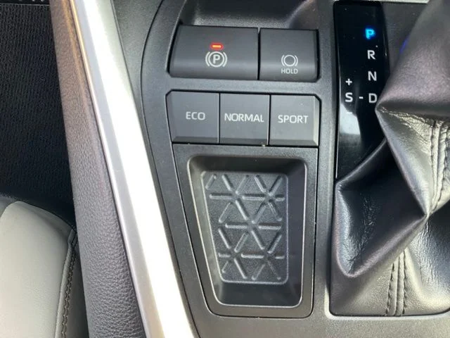 Used 2019 White Toyota XLE Premium image 18