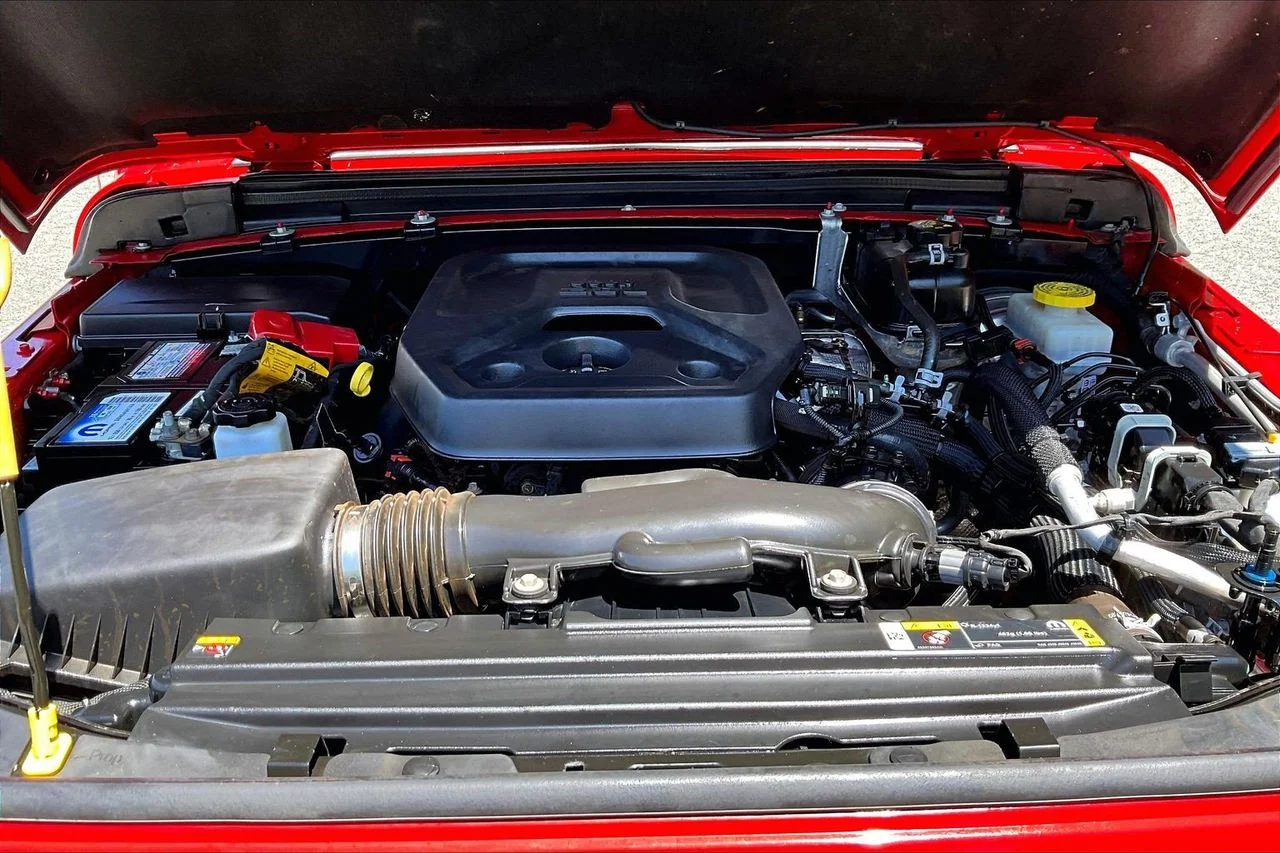 Used 2023 Red Jeep Sport S image 35