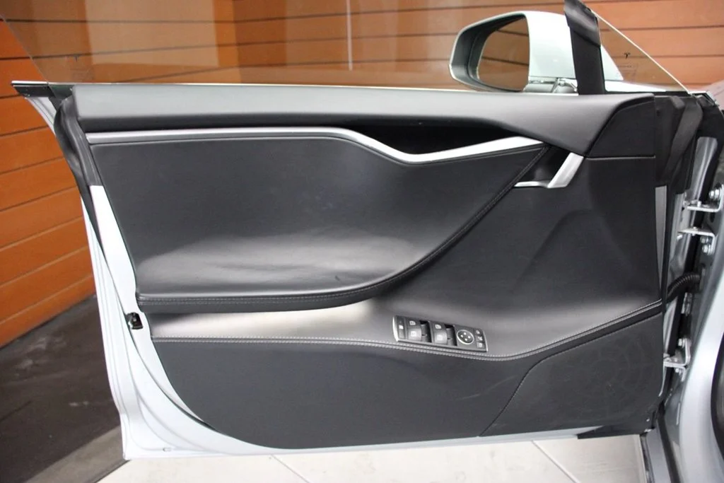 Used 2018 Obsidian Black Metallic Tesla  image 37