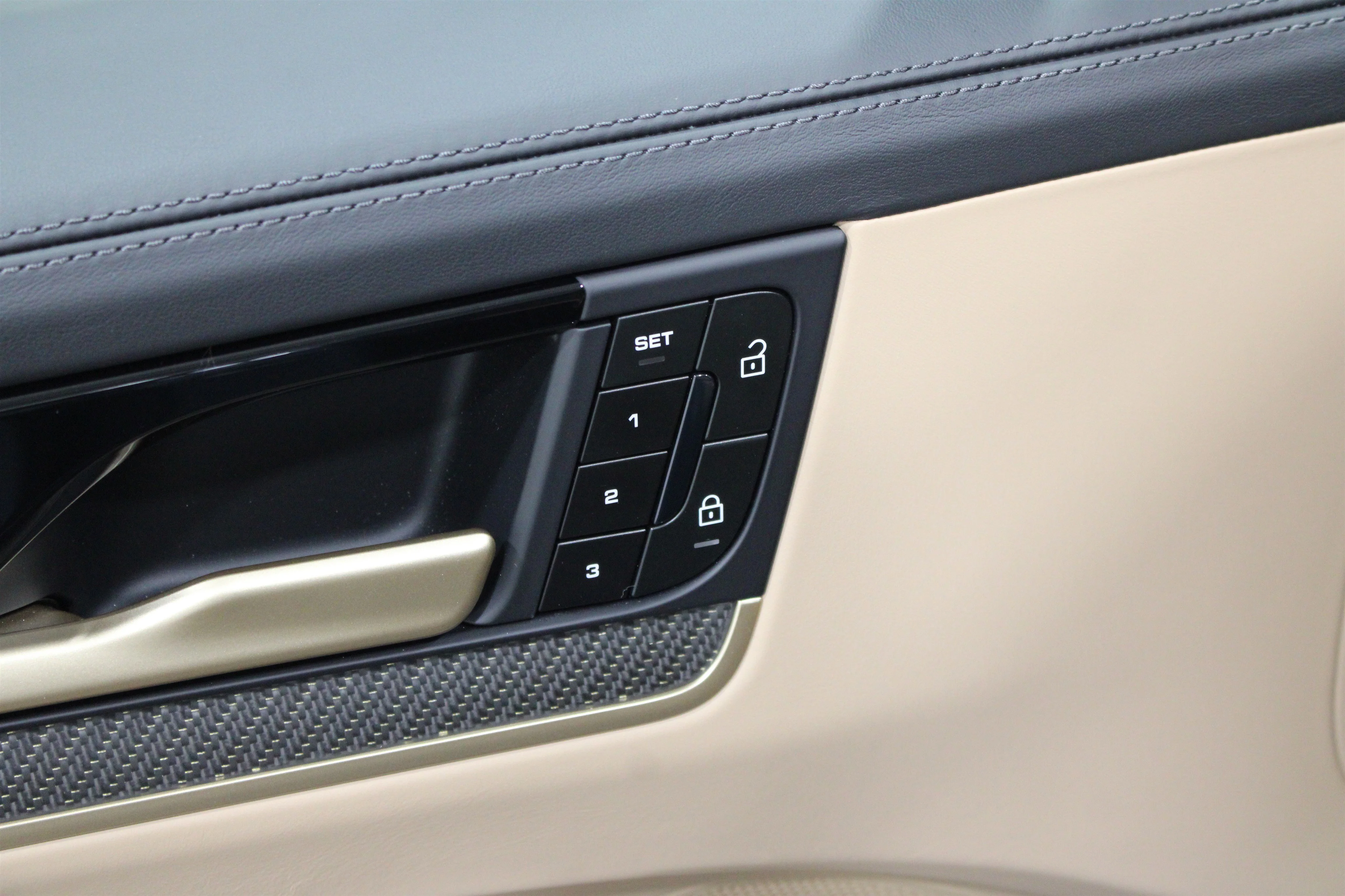 2025 Porsche Cayenne Coup Turbo E-Hybrid - Photo 8