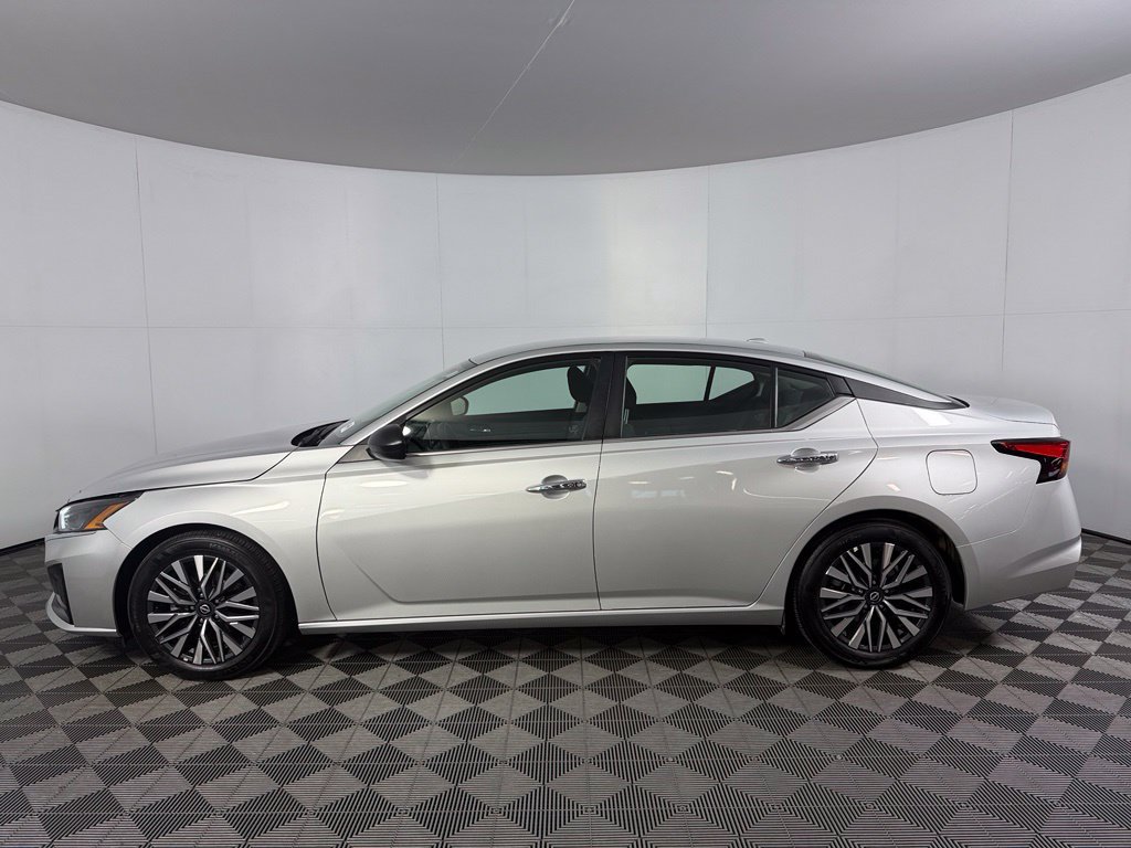 Used 2025 Silver Nissan 2.5 SV image 7