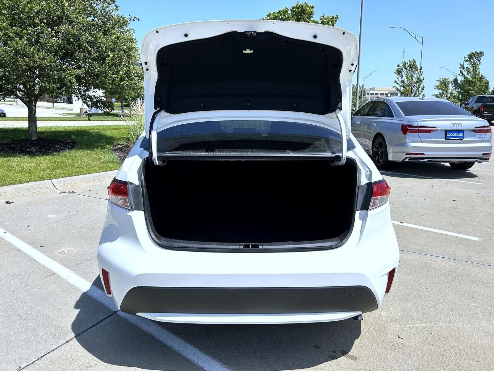 Used 2020 White Toyota LE image 21