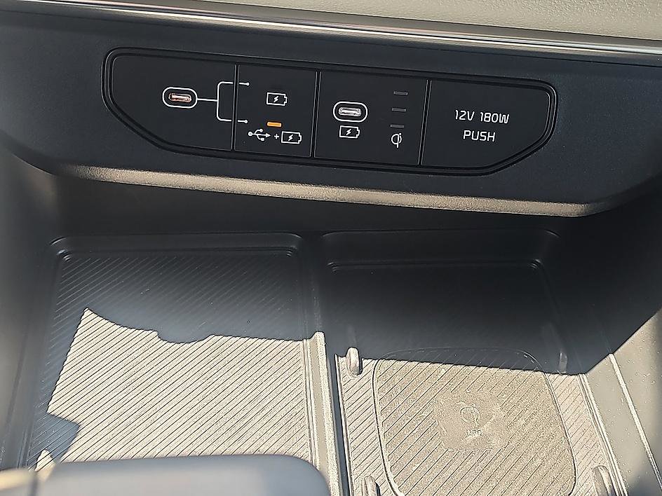Used 2025 Snow White Pearl Kia SX image 26