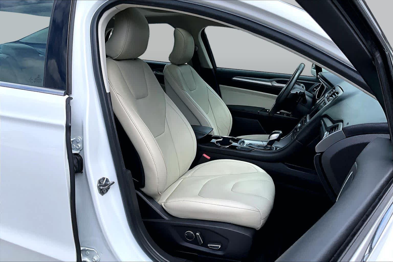 Used 2016 Oxford White Ford Titanium image 9