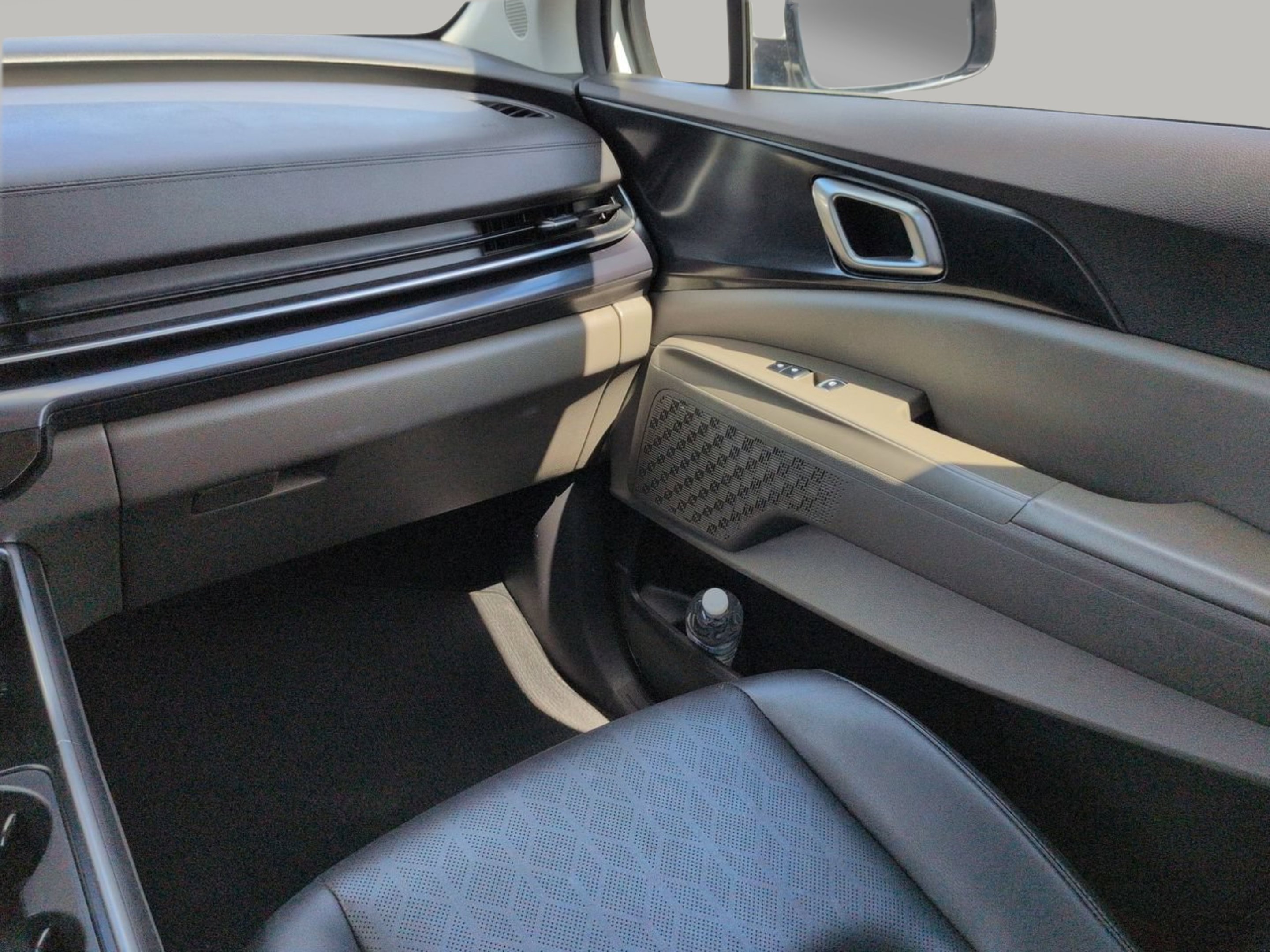 Certified Used 2025 Snow White Pearl Kia LXS image 15