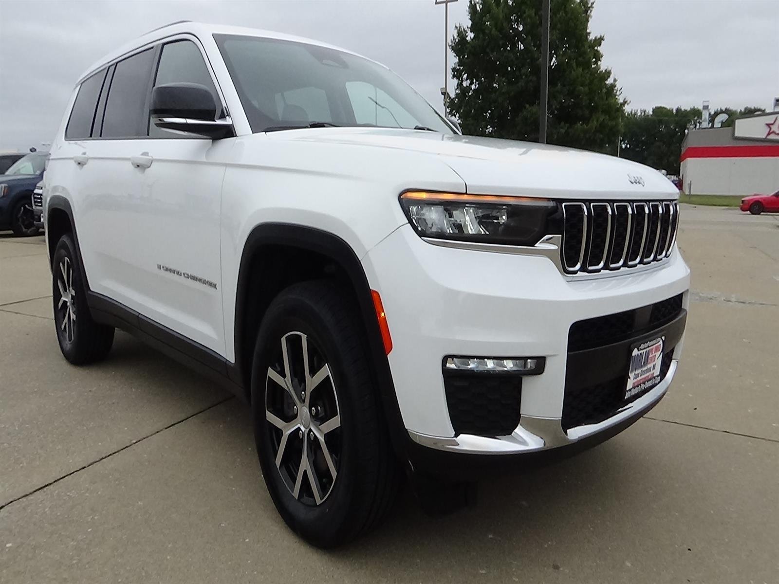 Used 2023 Bright White Clear Coat (pw7) Jeep Limited image 4