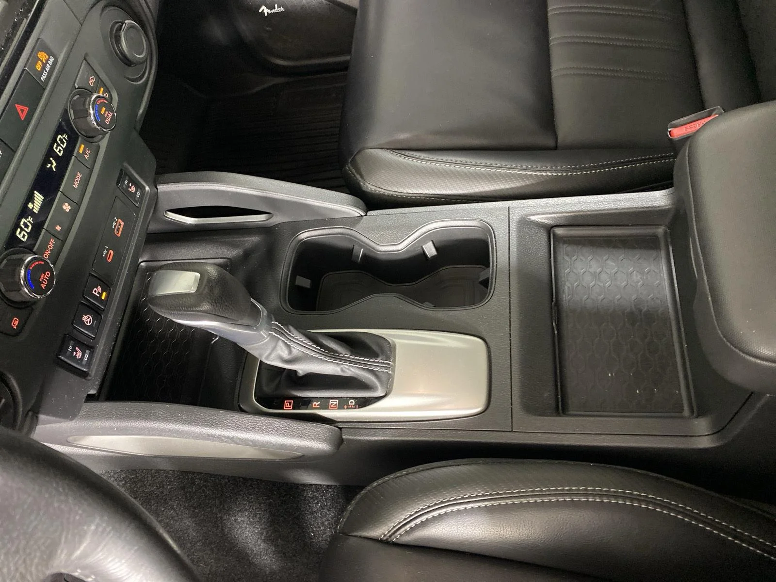 Used 2024 Wh Nissan SL image 22