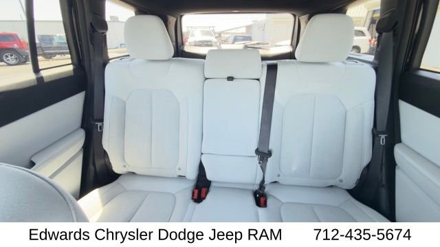 New 2026 Diamond Black Crystal Pearlcoat Jeep Laredo image 26