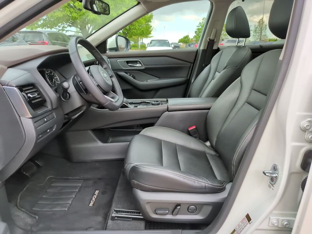 Used 2021 White Nissan SL image 18