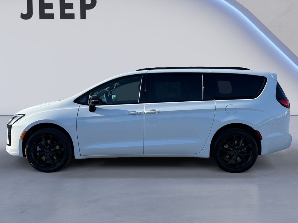New 2027 Bright White Clear-Coat Exterior Paint Chrysler Limited image 2