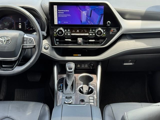 Used 2025  Toyota Platinum image 32