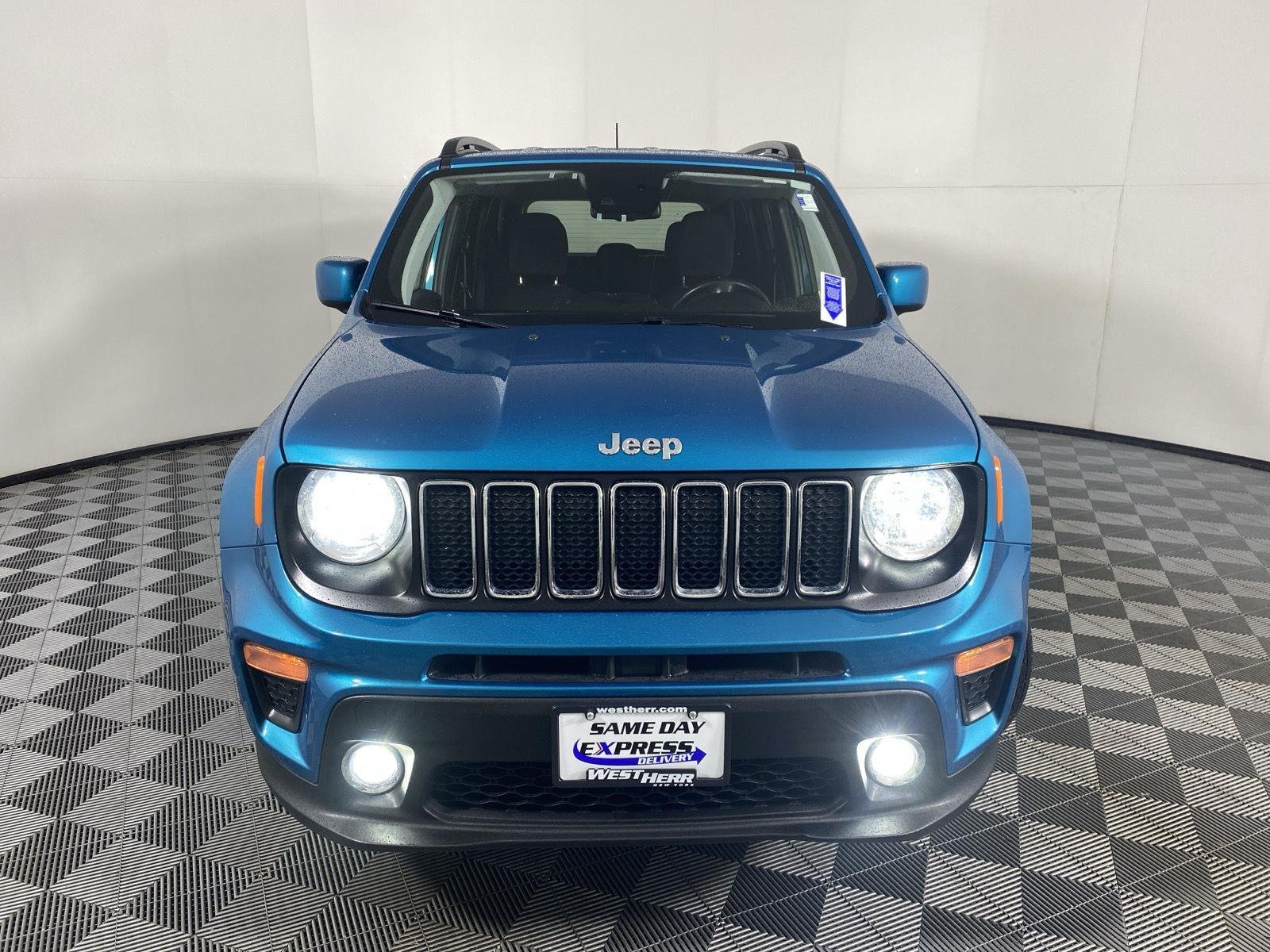 Used 2021 Bikini Metallic Clearcoat Jeep Latitude image 4