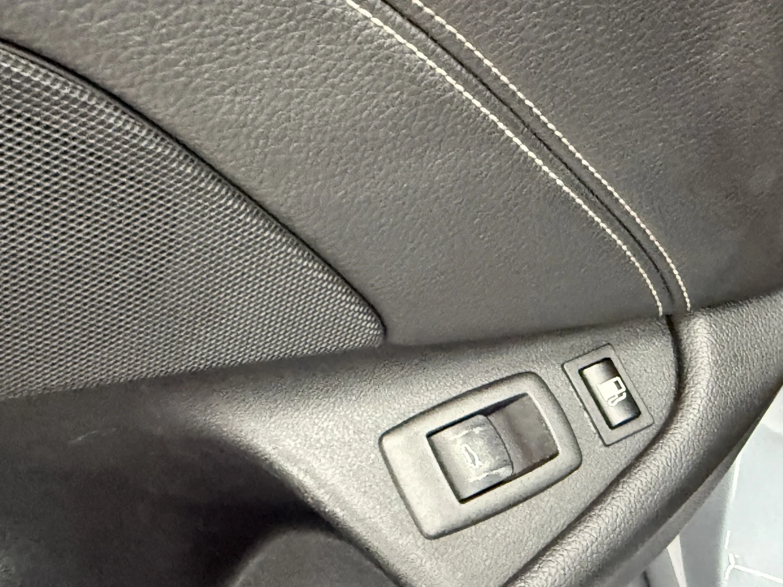Used 2018 Bluestone Metallic BMW 530e xDrive iPerformance image 32