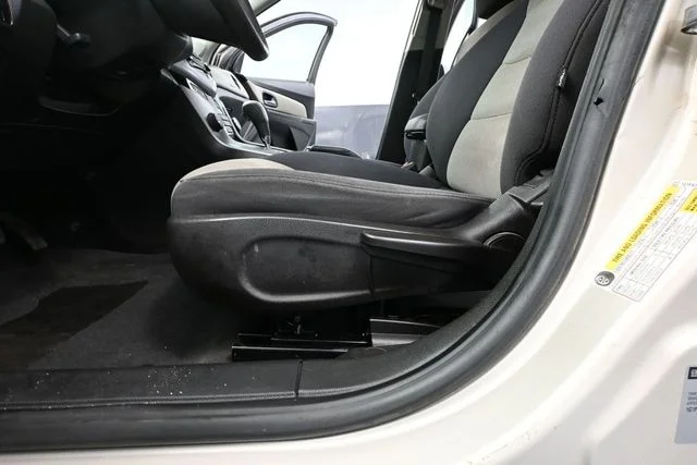 2013 Chevrolet Cruze LS - Photo 19