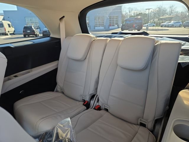 New 2026 MANUFAKTUR Moonlight White Metallic Mercedes-Benz GLS450 image 31