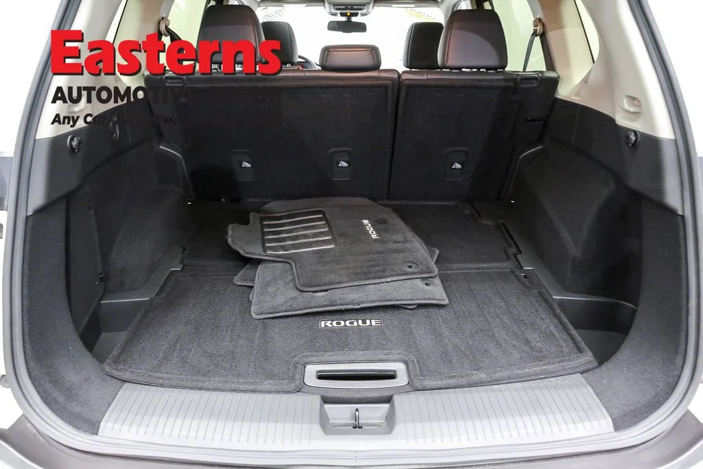 Used 2023 White Nissan SL image 9