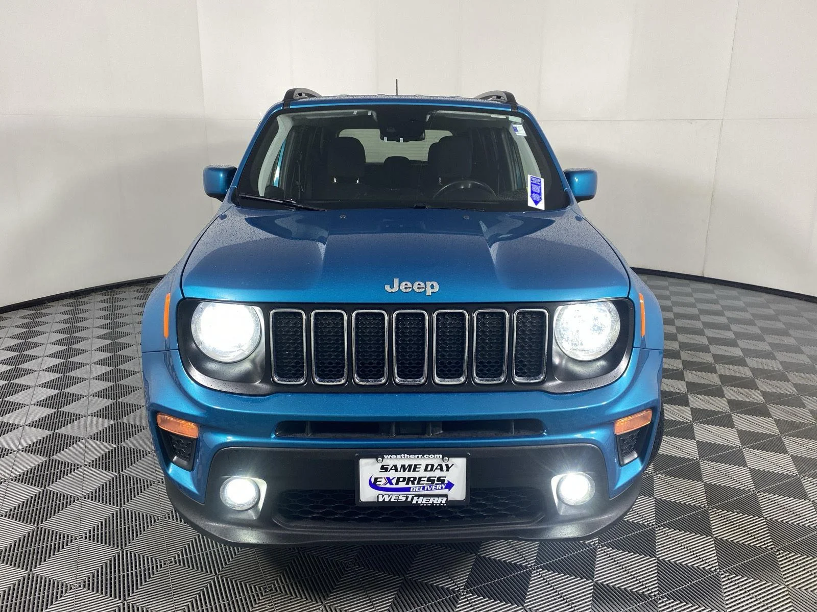 Used 2021 Bikini Metallic Clearcoat Jeep Latitude image 4