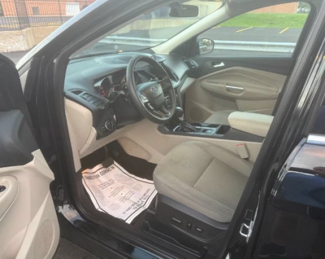 Used 2017 Shadow Black Ford SE image 4