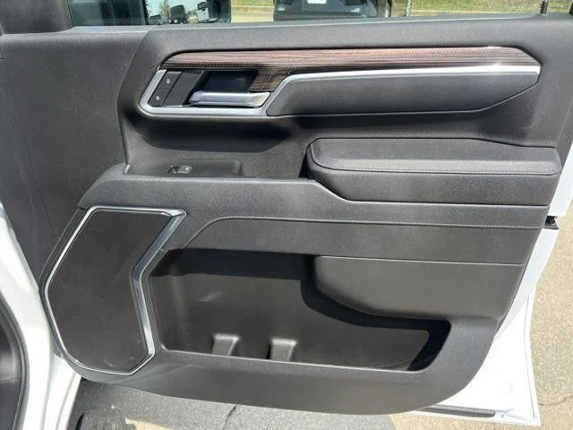 Used 2025 Summit White Chevrolet LT image 17