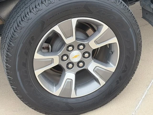 Used 2018 Black Chevrolet Z71 image 11