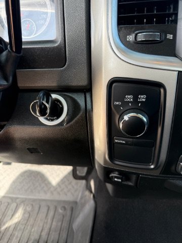 Used 2018 Bright White Clearcoat Ram SLT image 18