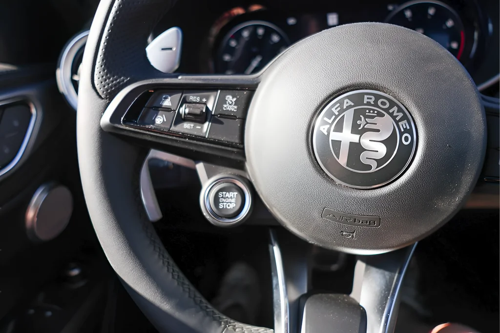 2025 Alfa Romeo Giulia Base - Photo 12