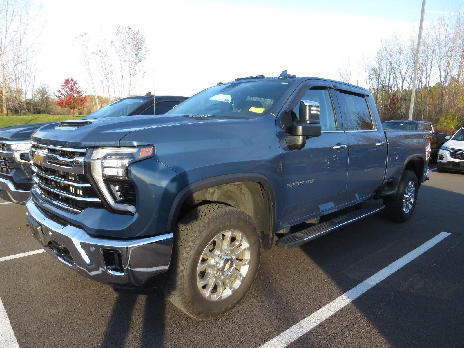 Used 2024  CHEVROLET TRUCK  image 8